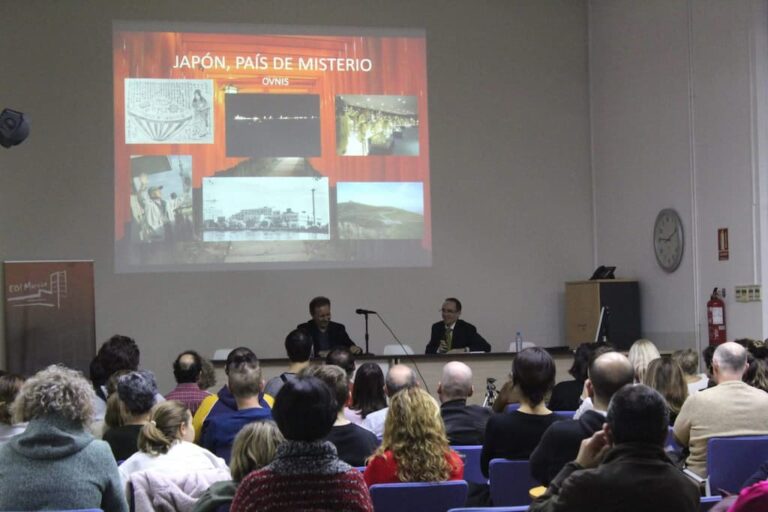 Profesor de japonés dando charla sobre japón