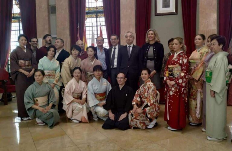 Jose sensei en kimono con amigos japoneses